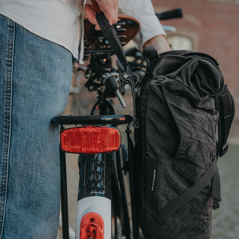 3. Rucksack mit Haken am Gepäckträger befestigen