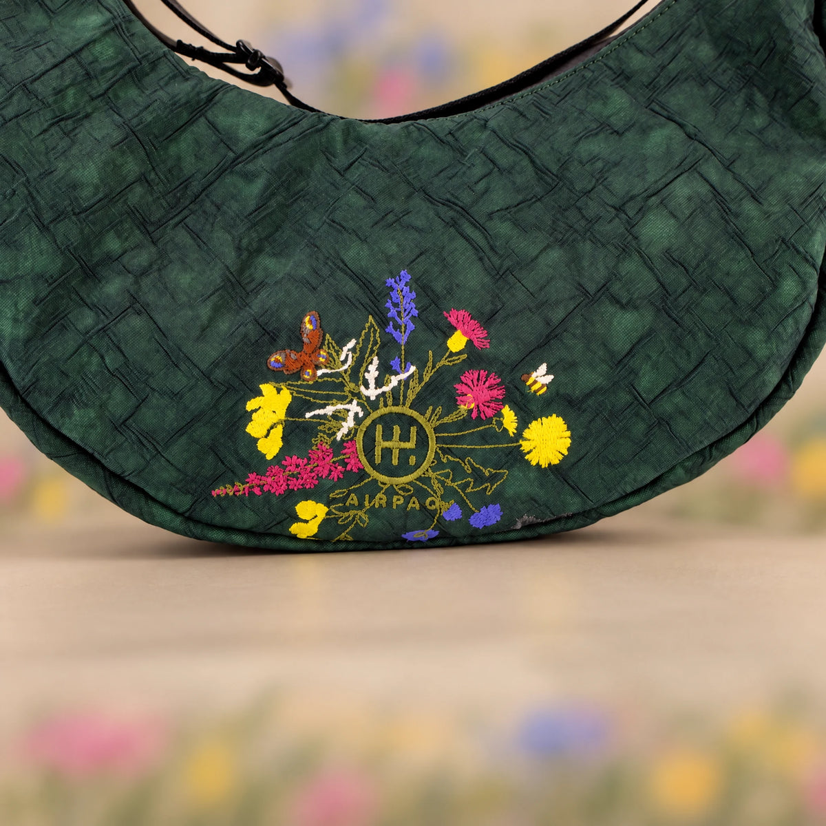 Moonbaq Mini Robinga-Edition Auflage 2 – Detailaufnahme der Blumenstickerei