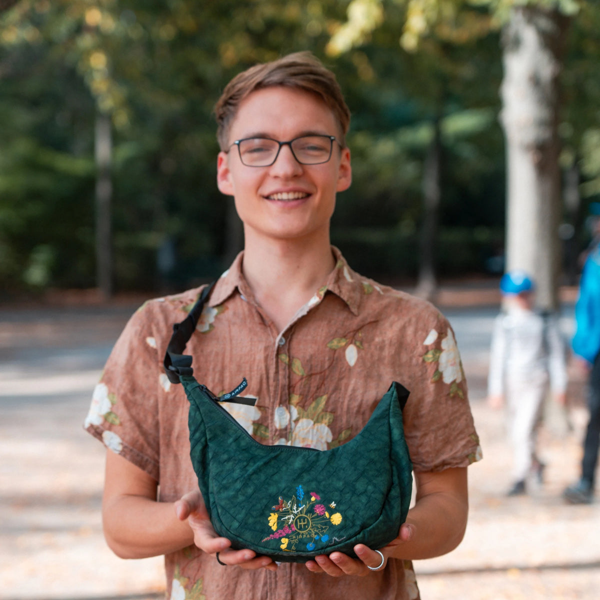 Moonbaq Mini Robinga-Edition Auflage 2 wird im Park in den Haenden gehalten