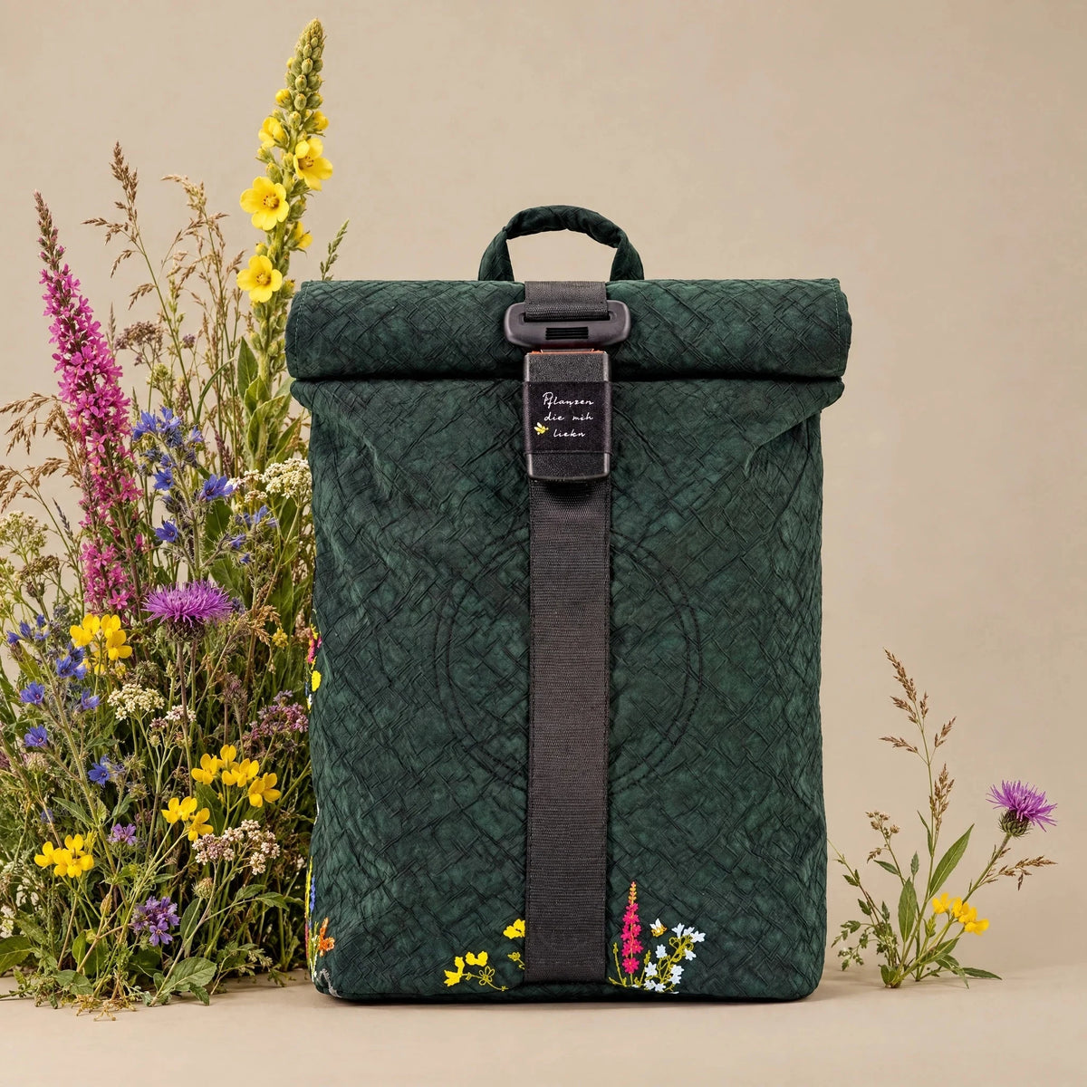 Robinga Rolltop Auflage 2, Frontansicht mit gestickten Wildblumen