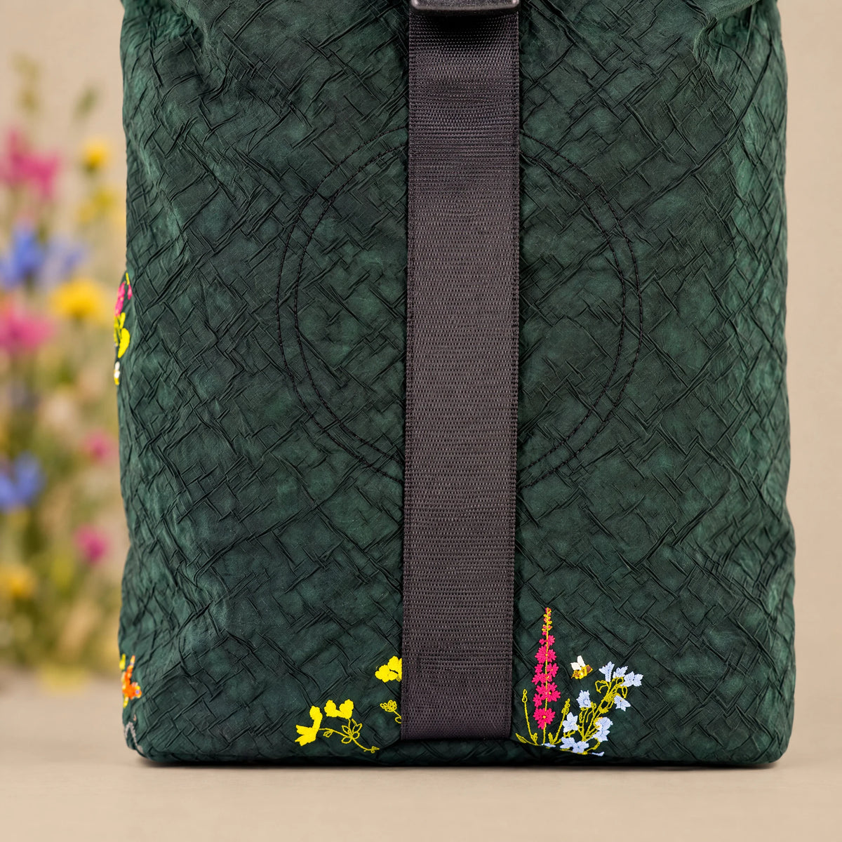 Robinga Rolltop Auflage 2, untere Vorderseite mit Gurtband und Stickerei
